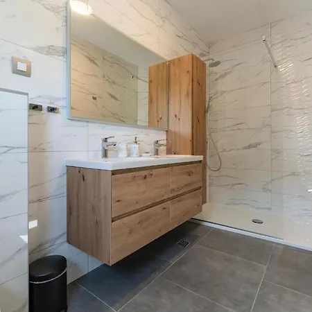 Casa vacanze Cozy In Brig, Nin With Jacuzzi Poljica-Brig