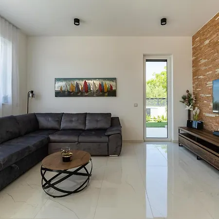 Casa vacanze Cozy In Brig, Nin With Jacuzzi *